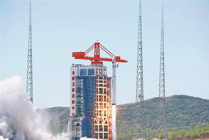 “微納雙星”搭載長征六號(hào)丙運(yùn)載火箭在太原衛(wèi)星發(fā)射中心點(diǎn)火升空。 圖片由哈工大衛(wèi)星技術(shù)研究所提供